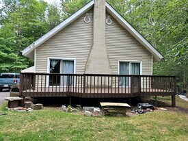 1010 Eisenhower Way, Unit 1010 Eisenhower Way in Tobyhanna, PA - Building Photo