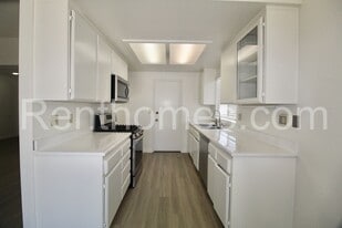2723 Malibu Pl in Escondido, CA - Building Photo