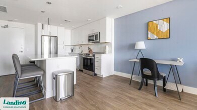 1950 Mayfair St, Unit 817 in Naples, FL - Foto de edificio - Building Photo