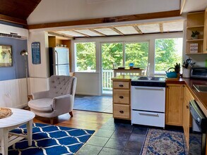 1072 Washington St, Unit The Loft in Gloucester, MA - Building Photo - Building Photo