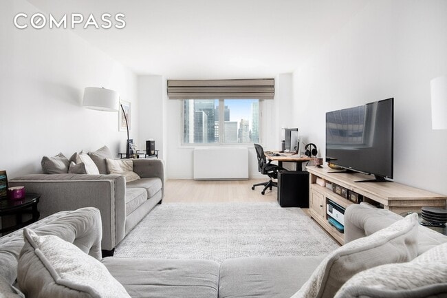 212 E 47th St, Unit 21D in New York, NY - Foto de edificio - Building Photo