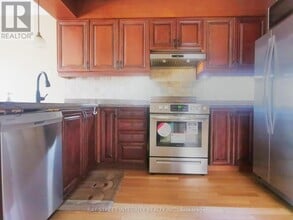 1216 Sandpiper Rd in Oakville, ON - Building Photo - Building Photo