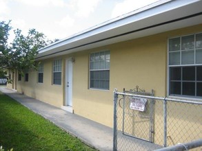 2180 NW 24th St in Miami, FL - Building Photo - Building Photo