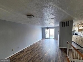 2208 Cocquina Dr in Reston, VA - Foto de edificio - Building Photo