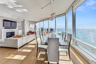 340 E Randolph St, Unit 4901 in Chicago, IL - Foto de edificio - Building Photo