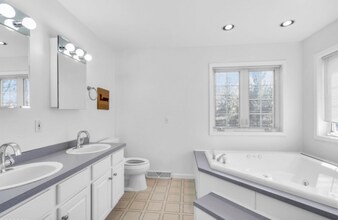 108 Miller Ln in Bridgewater, NJ - Building Photo - Building Photo