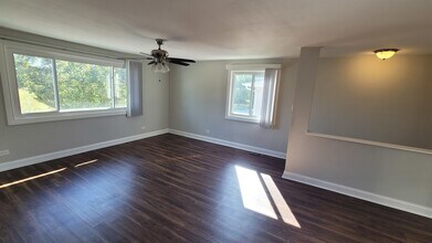120 Cotuit Ct in Schaumburg, IL - Building Photo - Building Photo