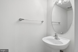 21770 Ladyslipper Sq in Ashburn, VA - Building Photo