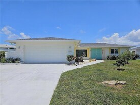 2353 Bal Harbour Dr in Venice, FL - Building Photo