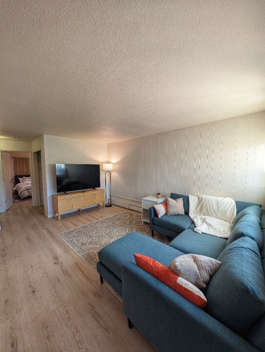 1009 W 30th Ave in Anchorage, AK - Foto de edificio