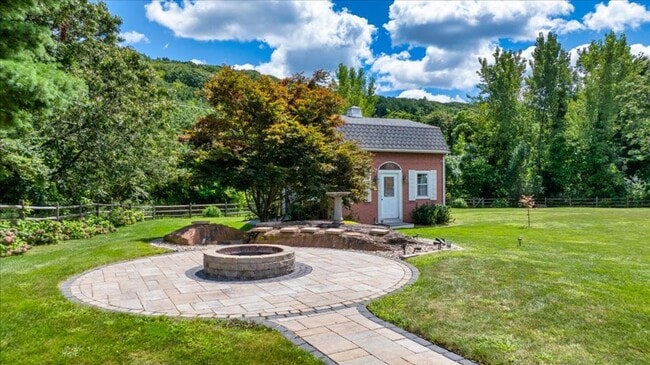 24 Hunting Ridge Dr in Simsbury, CT - Building Photo - Building Photo