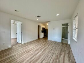 4241 Tarpon Ave in Bonita Springs, FL - Foto de edificio - Building Photo