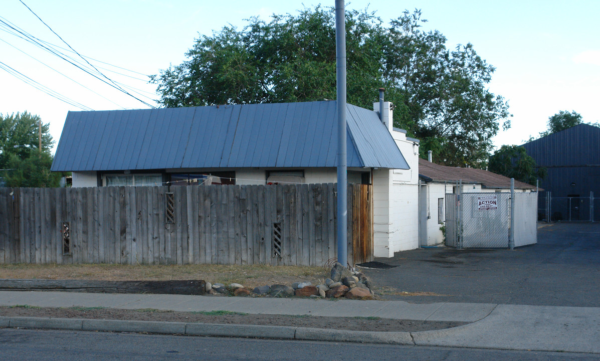 1812 Fruitvale Blvd in Yakima, WA - Foto de edificio