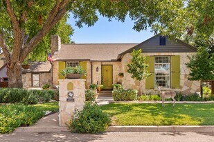 968 Mulberry Ave in New Braunfels, TX - Building Photo