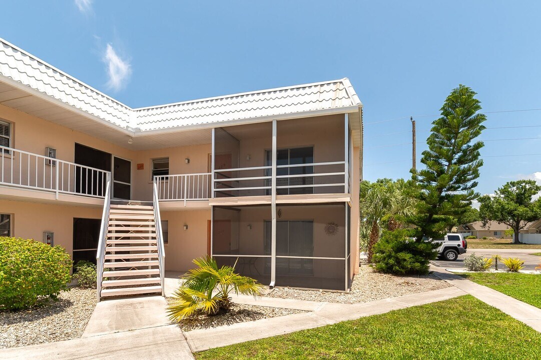 400 Base Ave E in Venice, FL - Building Photo