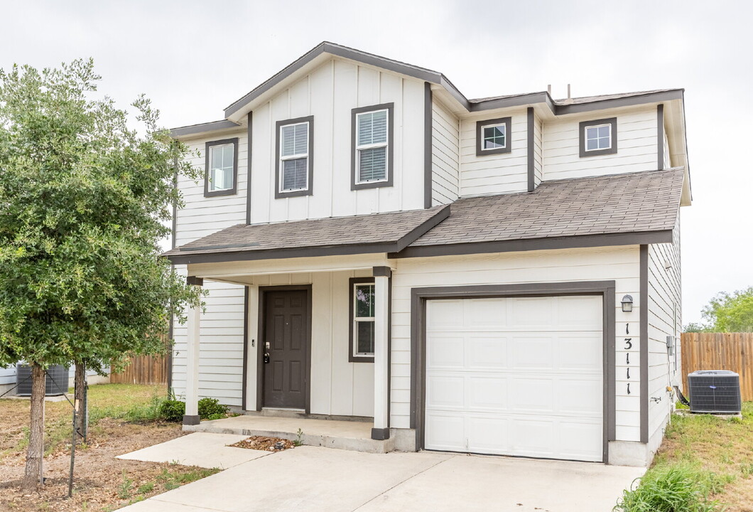 13111 Winemaker Dr in San Antonio, TX - Building Photo