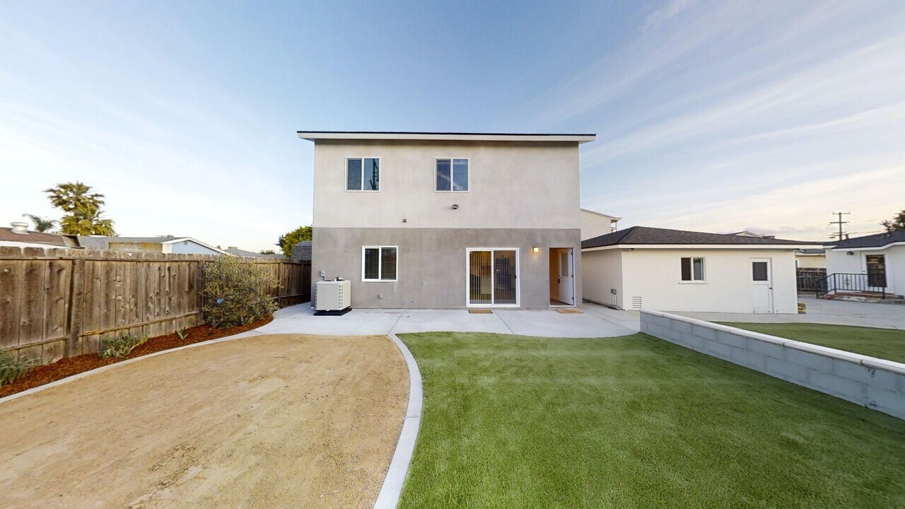 5610 Dorothy Way in San Diego, CA - Building Photo