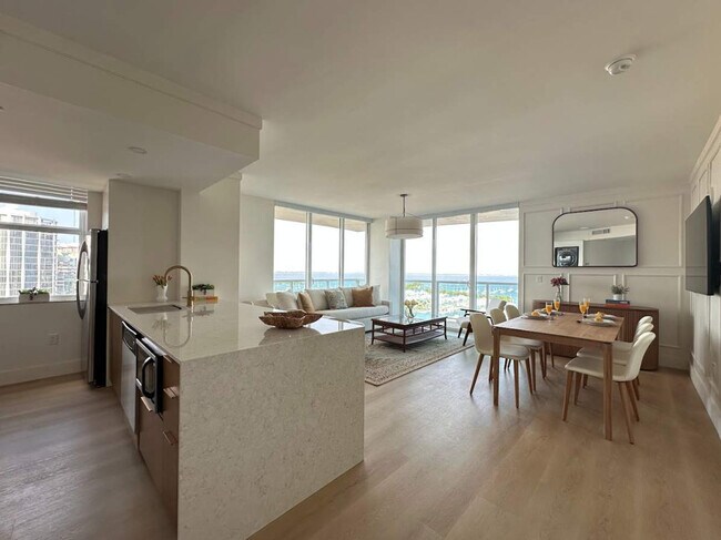 2889 McFarlane Rd in Miami, FL - Building Photo - Building Photo