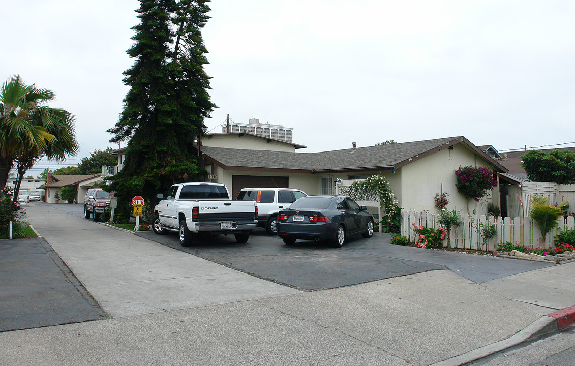 1950 Wallace Ave in Costa Mesa, CA - Building Photo