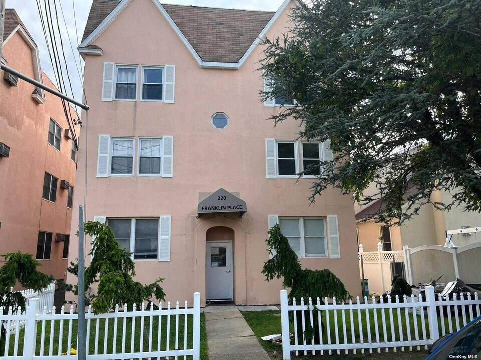 224 Franklin Pl, Unit 3 in Woodmere, NY - Building Photo