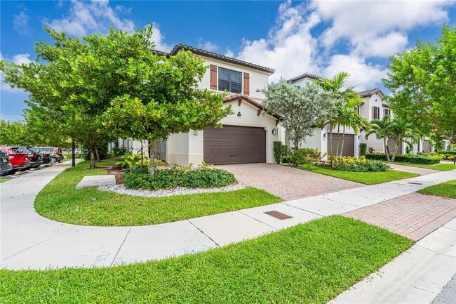 9881 W 34th Ave in Hialeah, FL - Foto de edificio - Building Photo