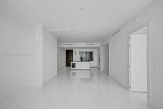 300 Biscayne Boulevard Way, Unit 3405 in Miami, FL - Building Photo - Building Photo