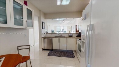 18100 N Bay Rd in Sunny Isles Beach, FL - Building Photo - Building Photo