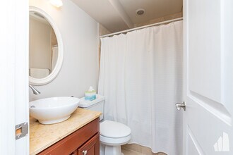 3900 N Pine Grove Ave in Chicago, IL - Building Photo - Building Photo