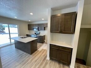 95 Erickson Ave, Unit 95A in Shady Cove, OR - Building Photo - Building Photo