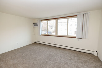 2323 Garfield Ave S in Minneapolis, MN - Foto de edificio - Building Photo