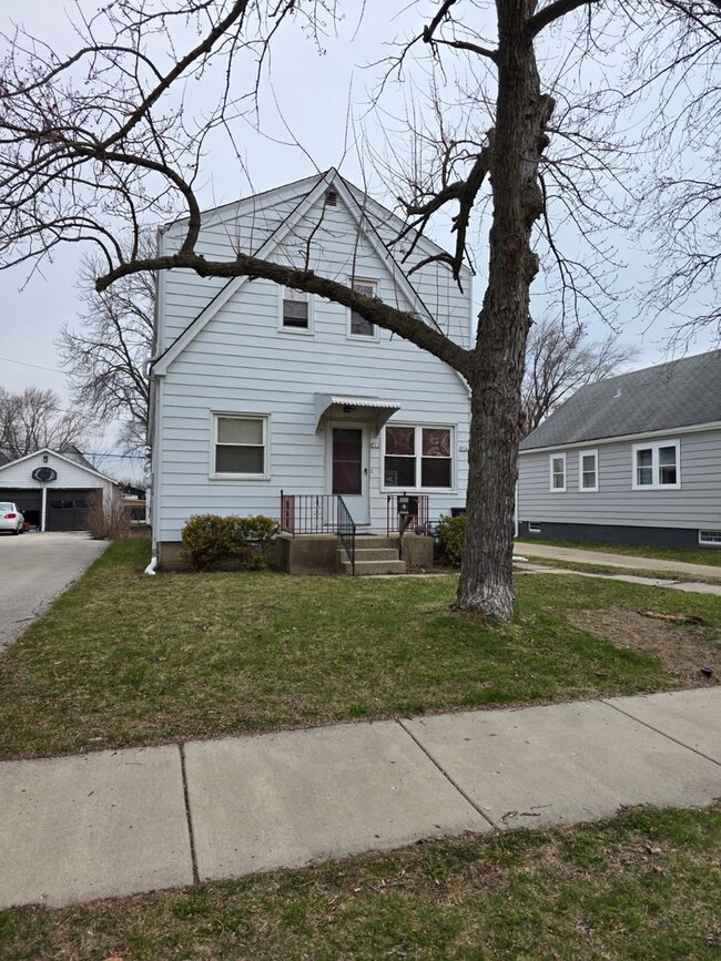912 W Glendale Ave in Glendale, WI - Building Photo - Building Photo