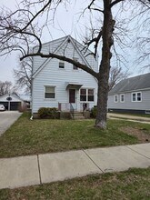 912 W Glendale Ave in Glendale, WI - Building Photo - Building Photo
