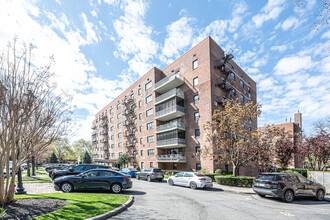 Lindenwood Village Section C in Howard Beach, NY - Building Photo - Building Photo