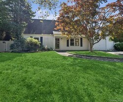 3 Meadowgrass Ln in Southampton, NY - Building Photo