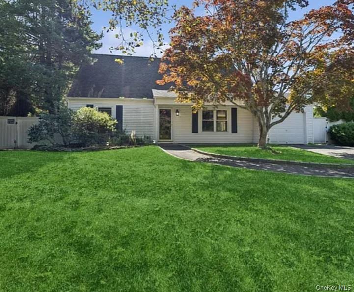 3 Meadowgrass Ln in Southampton, NY - Building Photo