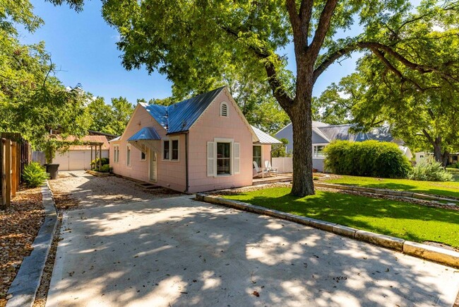 305 Rose St in Fredericksburg, TX - Building Photo - Building Photo