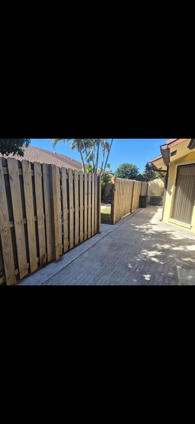 394 Springdale Cir in Palm Springs, FL - Building Photo - Building Photo