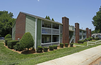 Devonwood Apartment Homes in Charlotte, NC - Building Photo - Building Photo