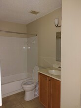 215 Lake Brook Cir, Unit 201 in Brandon, FL - Building Photo - Building Photo