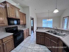 512 Allison Ln in Moore, OK - Building Photo - Building Photo