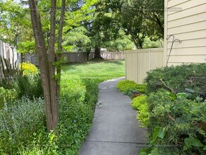 2706 Woodlake Dr in Santa Rosa, CA - Building Photo - Building Photo