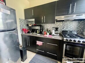 1330 Commonwealth Ave, Unit 17 in Boston, MA - Foto de edificio - Building Photo