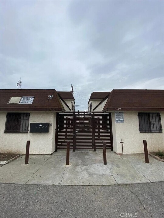 10617 Main St in Los Angeles, CA - Building Photo