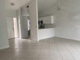 219 SE 8th St in Hallandale Beach, FL - Building Photo