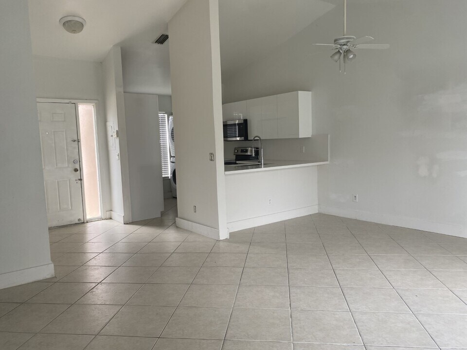 219 SE 8th St in Hallandale Beach, FL - Foto de edificio