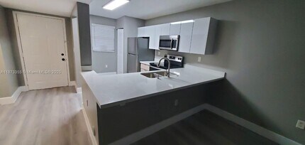9934 Nob Hill Ln in Sunrise, FL - Foto de edificio - Building Photo