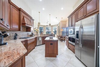 6504 Costa Cir in Naples, FL - Foto de edificio - Building Photo