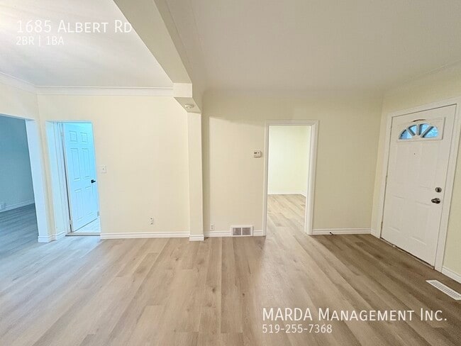 NEWLY RENOVATED 2 BED/1 BATH MAIN - CENTRA in Windsor, ON - Building Photo - Building Photo