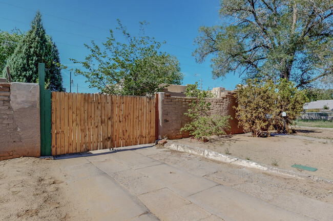 2124 Eton Ave SE, Unit main house in Albuquerque, NM - Building Photo - Building Photo