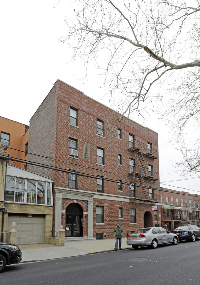 2357 33rd St in Astoria, NY - Foto de edificio - Building Photo